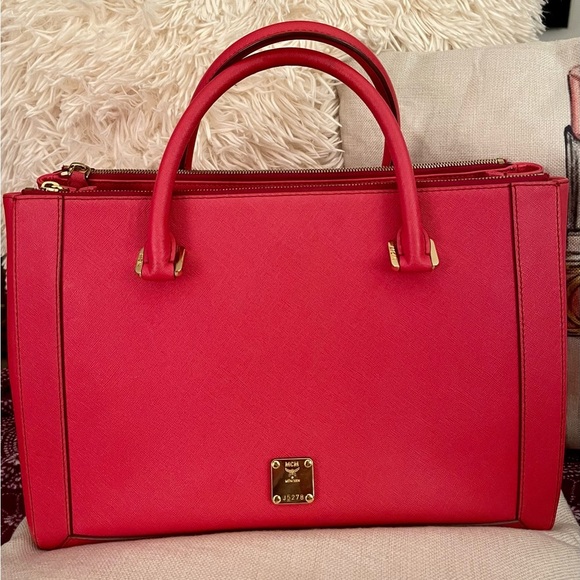 ⭐️COA⭐️ MCM Nuovo Leather Shoulder Bag💥Red💥STUNNING CONDITION💥 - Picture 1 of 13
